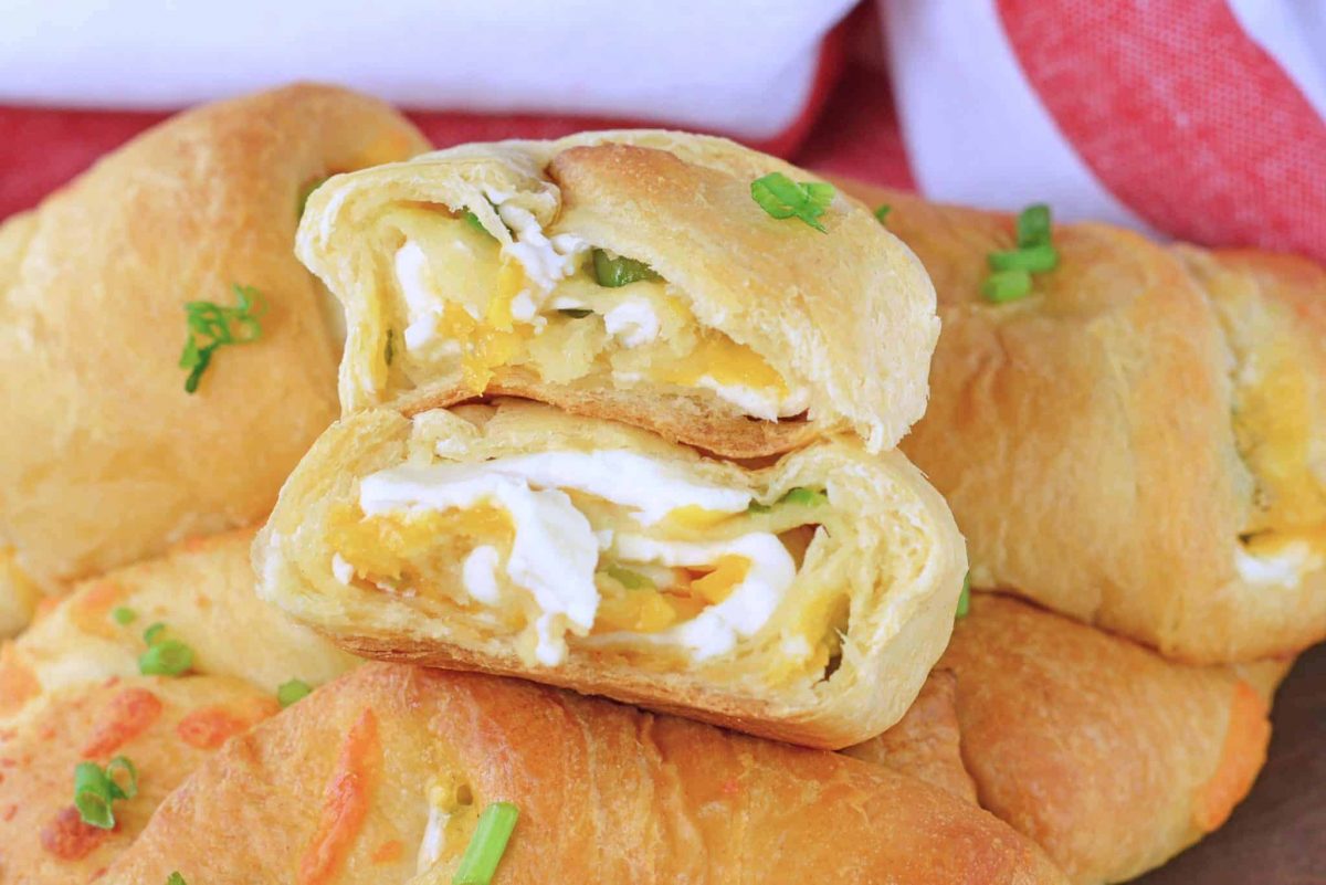 Jalapeno Popper Crescent Rolls {VIDEO} Spicy & Creamy!