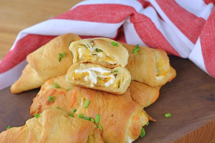 Jalapeno Popper Crescent Rolls {VIDEO} Spicy & Creamy!