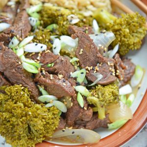 Gillar du kinabiffar och broccoli från hämtmat? Då kommer du att älska min Slow Cooker Beef and Broccoli! Denna Crock pot Beef and Broccoli är bättre än take-out! #slowcookerbeefandbroccoli #crockpotbeefandbroccoli #chinesebeefandbroccoli www.savoryexperiments.com