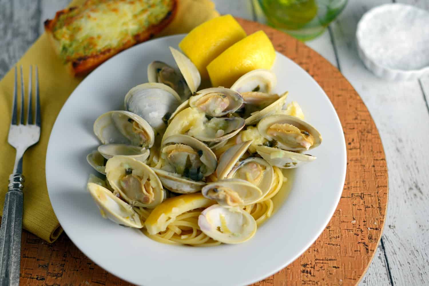Linguine with White Clam Sauce - A Easy Seafood Pasta Recipe