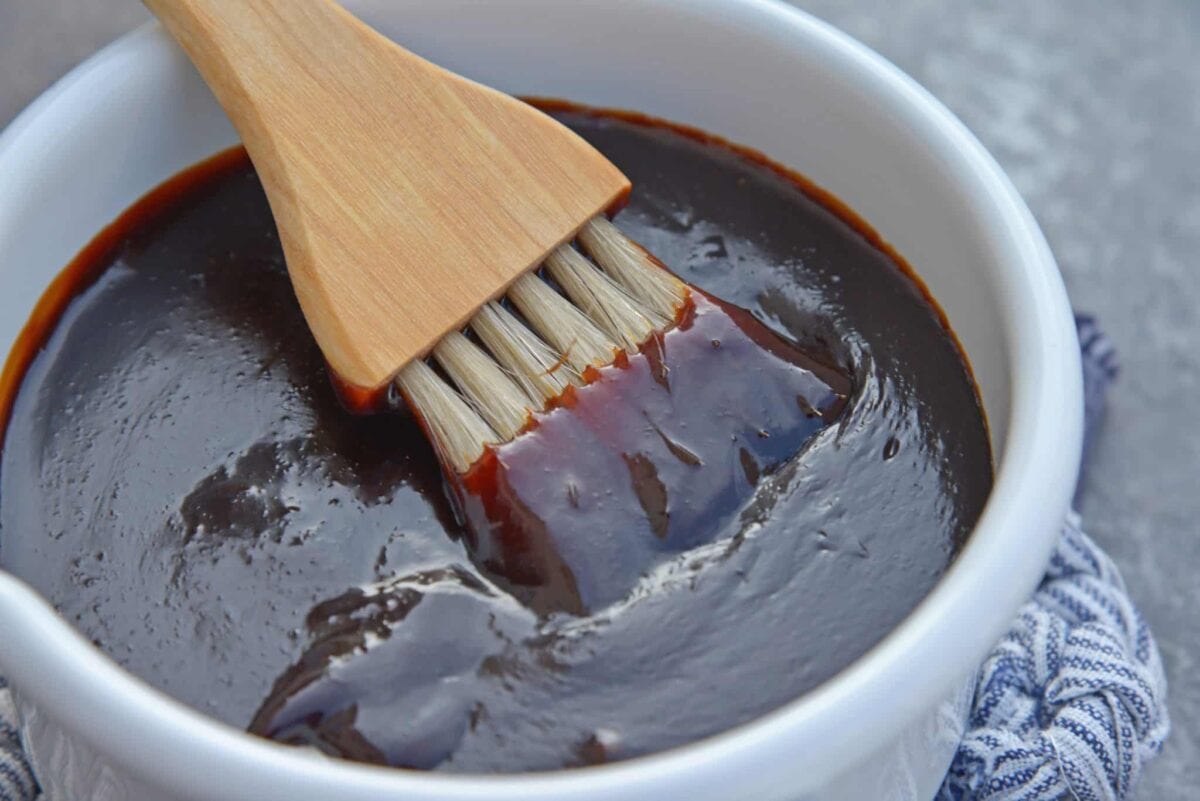 Teriyakisauce kan laves til en nem teriyaki marinade eller glasur. Perfekt til teriyaki-kylling, nem stir fry opskrift eller endda til at lave hjemmelavet beef jerky. #teriyakisauce #chickenteriyaki www.savoryexperiments.com