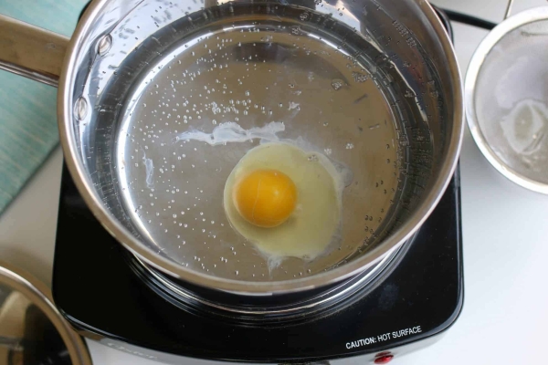 How To Poach An Egg - Easy Instructions On How To Make Poached Eggs