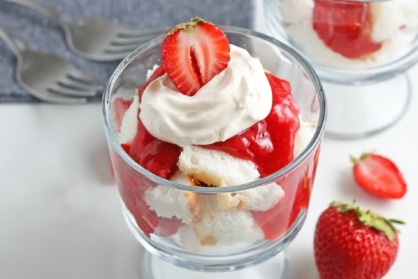 BEST Angel Food Strawberry Parfaits - Mini Strawberry Trifle Recipe