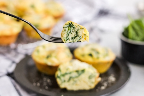 EASY Quiche Florentine Egg Muffins - Grab & Go Breakfast Idea!