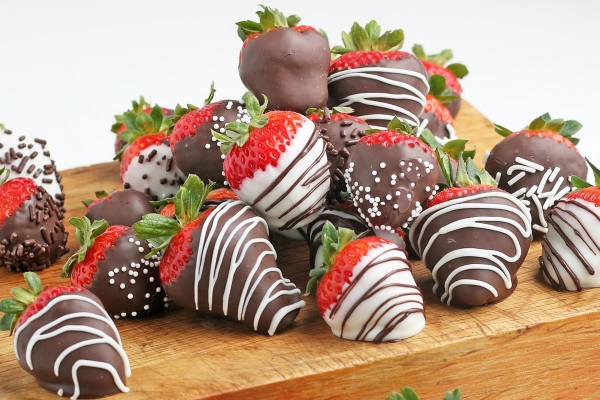 How to Make Chocolate Covered Strawberries - Foolproof & No Sweating