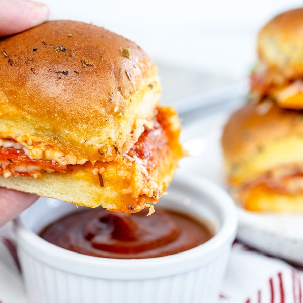 hand holding pizza slider