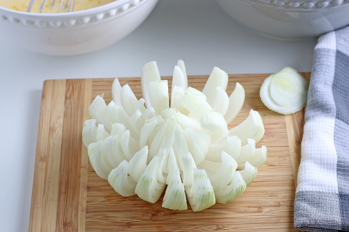Onion Blossom Maker Set- All-in-One Blooming Onion Set with Breader Bowl