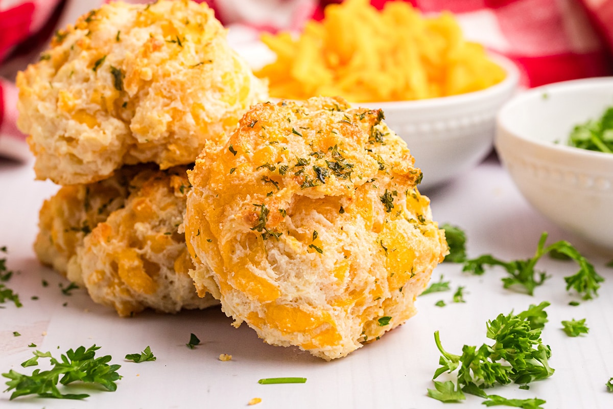 https://www.savoryexperiments.com/wp-content/uploads/2023/08/Red-Lobster-Cheddar-Bay-Biscuits-18.jpg