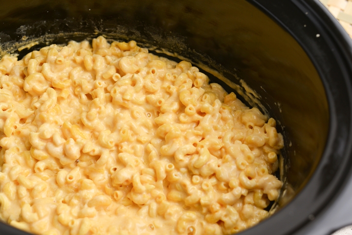 EASY Crock Pot Mac And Cheese (Slow Cooker Mac & Cheese!)