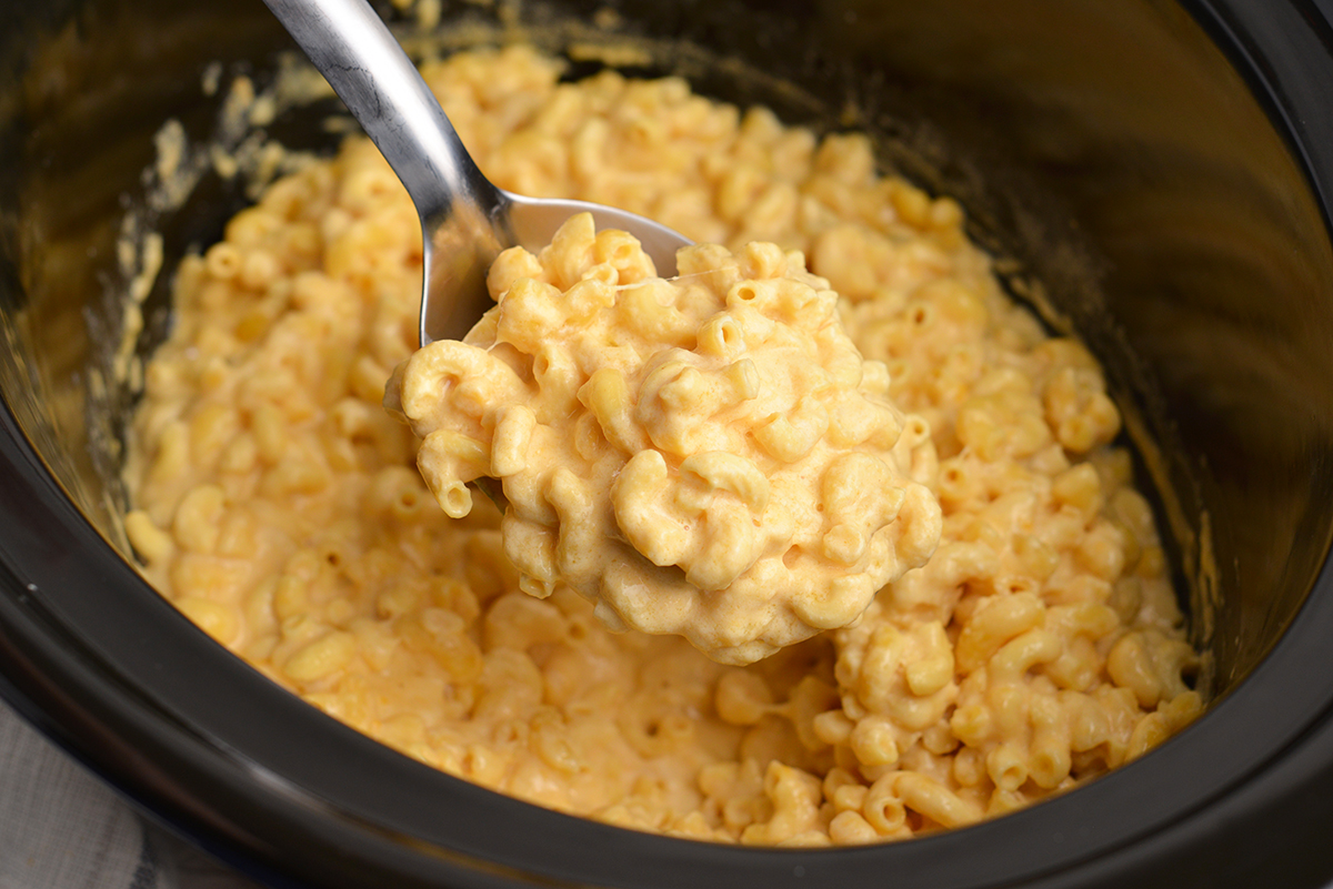 https://www.savoryexperiments.com/wp-content/uploads/2023/10/Slow-Cooker-Mac-and-Cheese-7.jpg