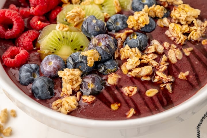 Homemade Smoothie Bowl Recipe (How to Make An Acai Bowl!)