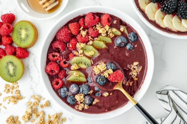 Homemade Smoothie Bowl Recipe (How to Make An Acai Bowl!)