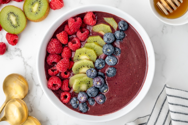 Homemade Smoothie Bowl Recipe (How to Make An Acai Bowl!)