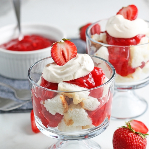 BEST Angel Food Strawberry Parfaits (Mini Strawberry Trifle!)