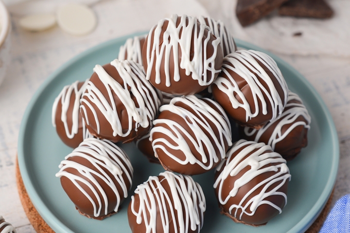 No Bake Chocolate Cheesecake Bites (Only 5 Simple Ingredients!)