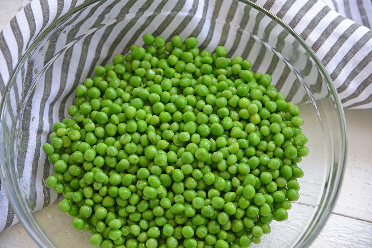 cooked peas in a glass bowl