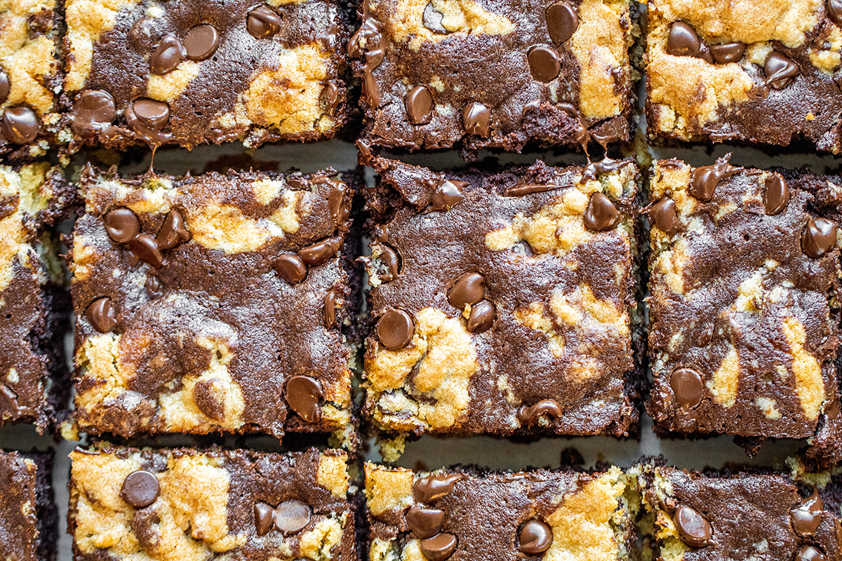 sliced brookie bars with chocolate chips