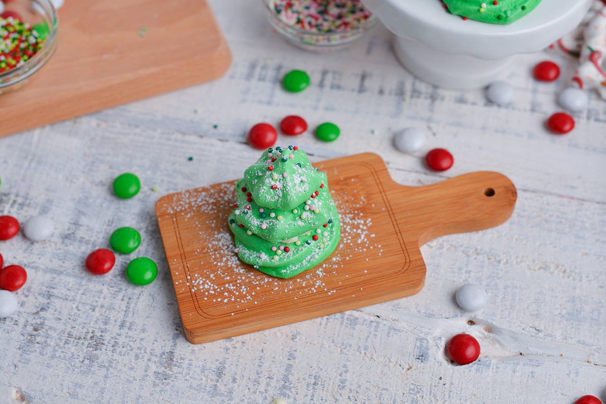 overhead angle shot of meringue christmas tree with powdered sugar dusting