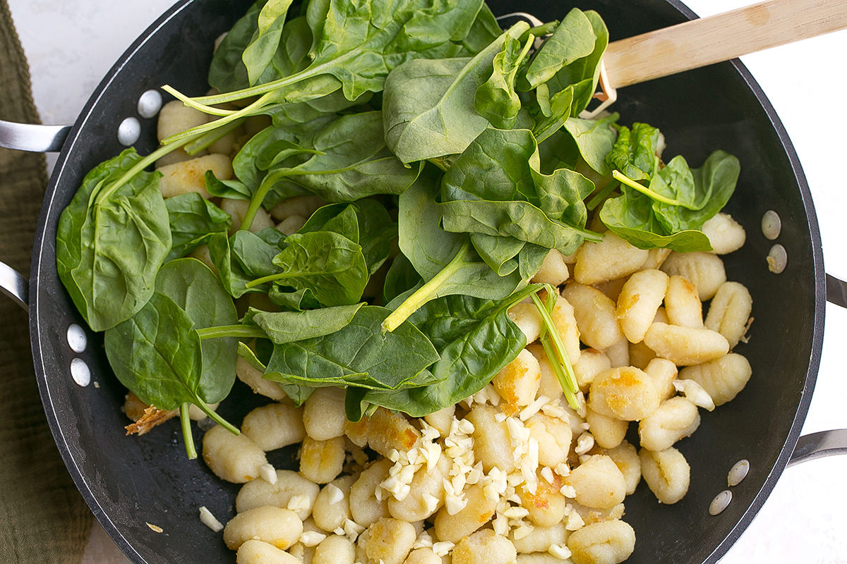 spinach, gnocchi and garlic in pan