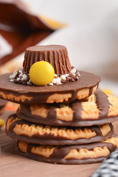 pilgrim hat cookie on stack of cookies