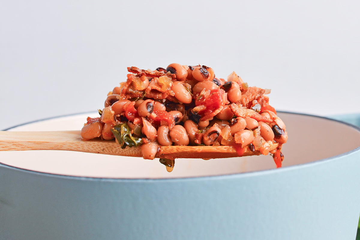 straight on shot of southern black eyed peas on wooden spoon