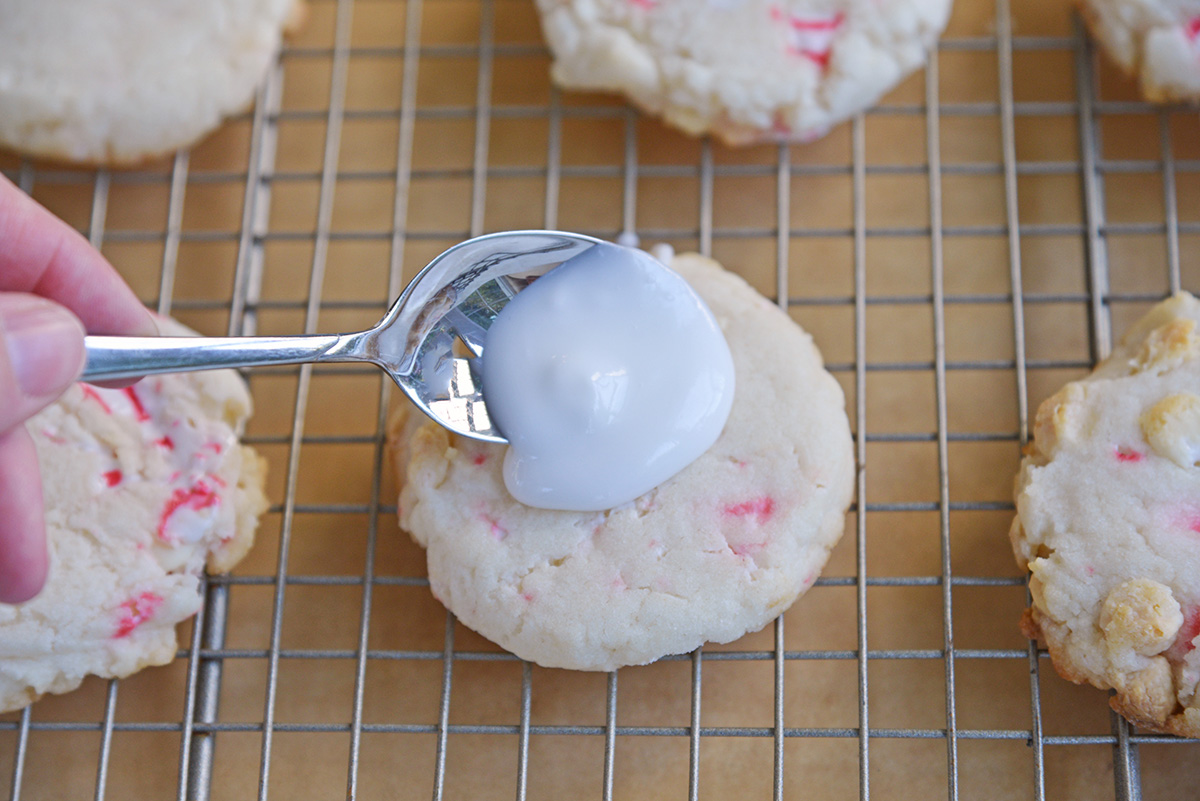 pouring icing into a cookie