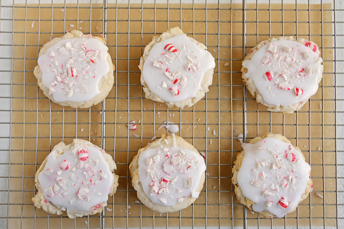 overhead shot of six cake mix cookies on cooling rack