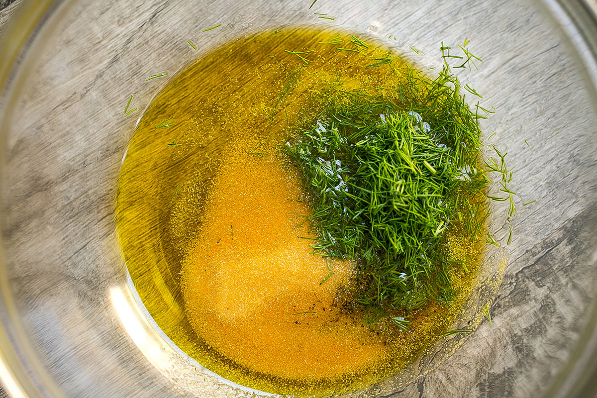 dill, garlic powder and olive oil in bowl