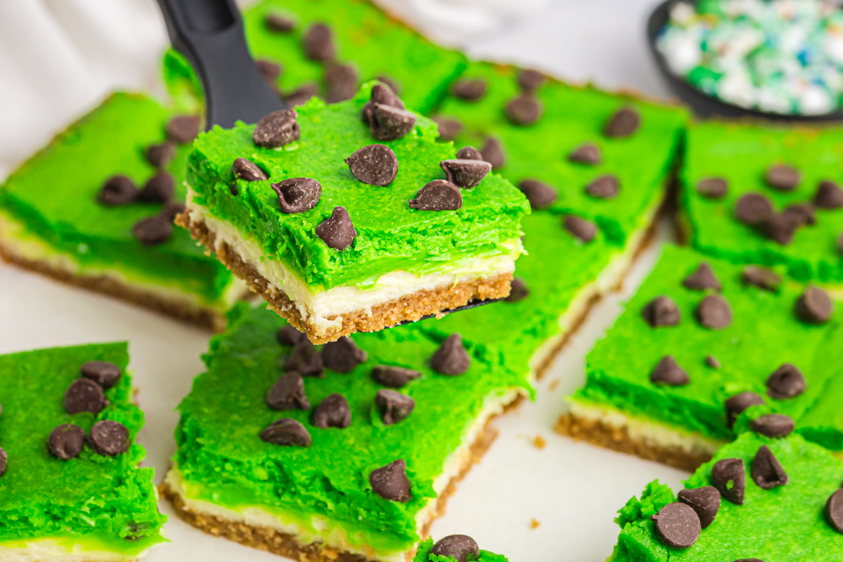 grasshopper cheesecake bar on spatula