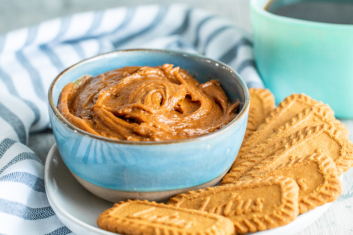 angled shot of bowl of cookie butter on plate of cookies